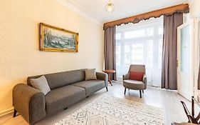 Charming Apartment Surrounded By Vibrant Attractions In Kadikoy